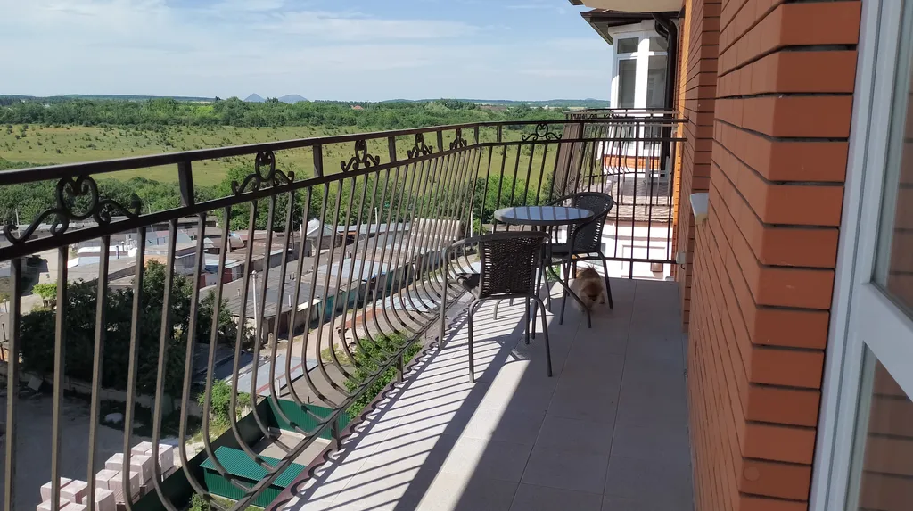 Просторная квартира с видовым балконом близ Питьевой Галереи Санатории