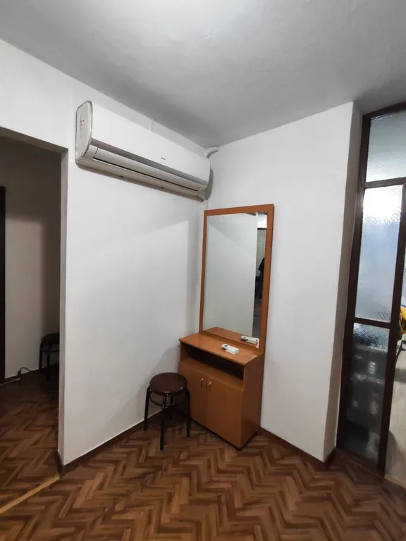 Чистая, скромная трёшка. С винтажной мебелью