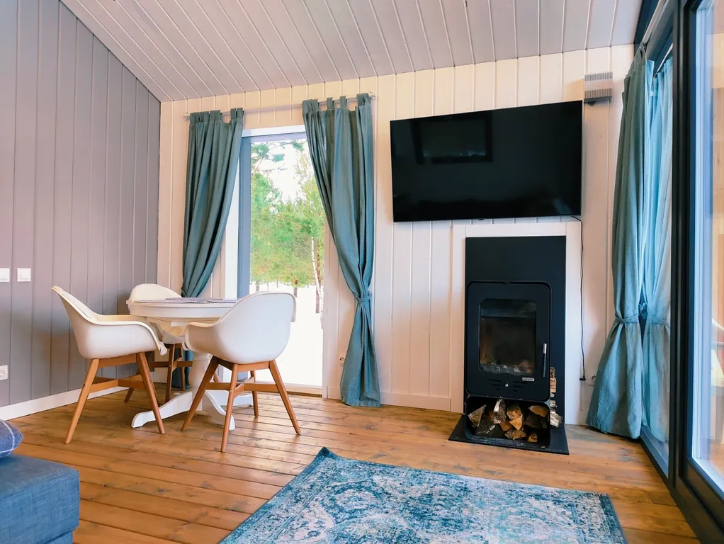 Современный уютный домик с камином на берегу реки Оки