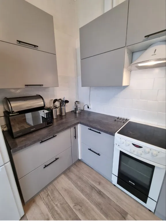 Коттедж у пруда в окружении леса