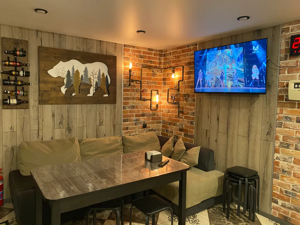 Современный новый дом с баней и банным чаном и бассейном