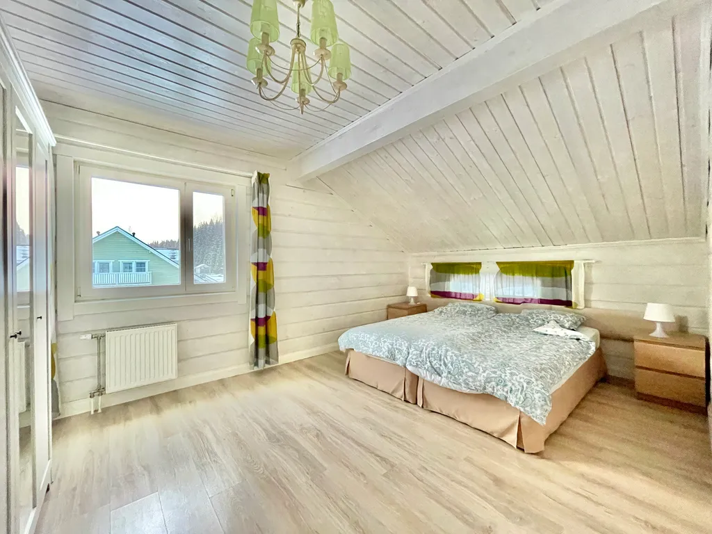 Коттедж с 6 спальнями, сауной и камином