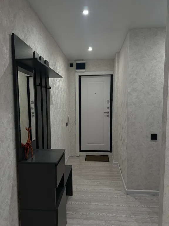 Двухкомнатная квартира с новым ремонтом, рядом с въездом в город