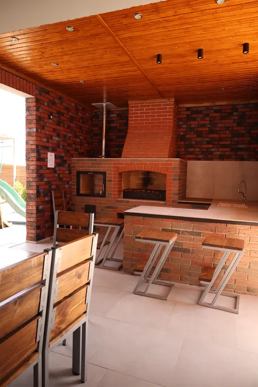 Вилла с бассейном на берегу реки в 30 минутах от центра города