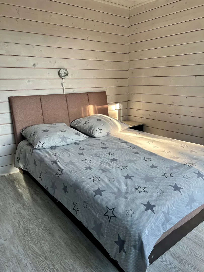 Двуспальная кровать в изолированной спальне