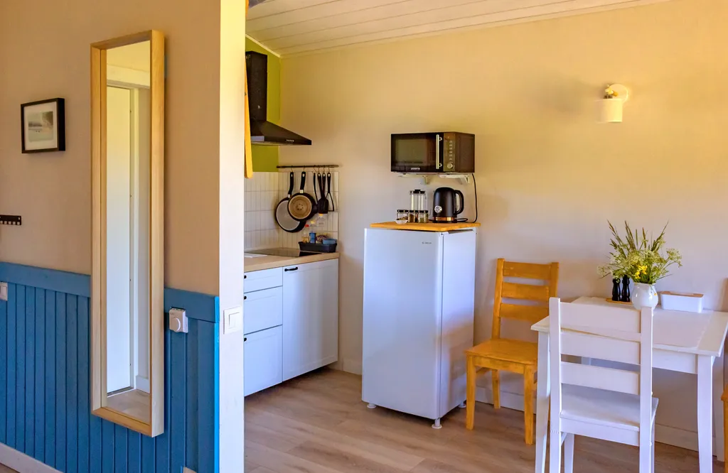 Журавлиный домик на берегу речки