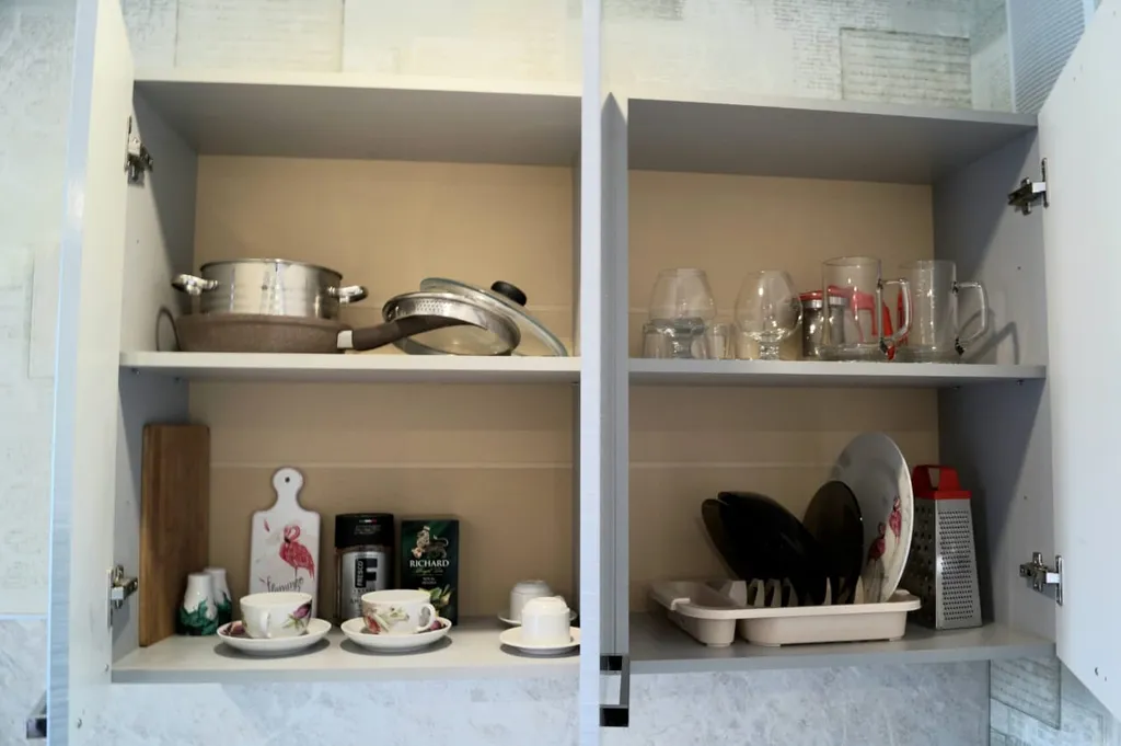 Уютная квартира в стиле лофт с комфортной кроватью и угловым диваном