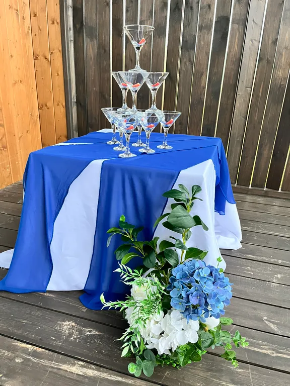 Дом на реке и краю соснового леса