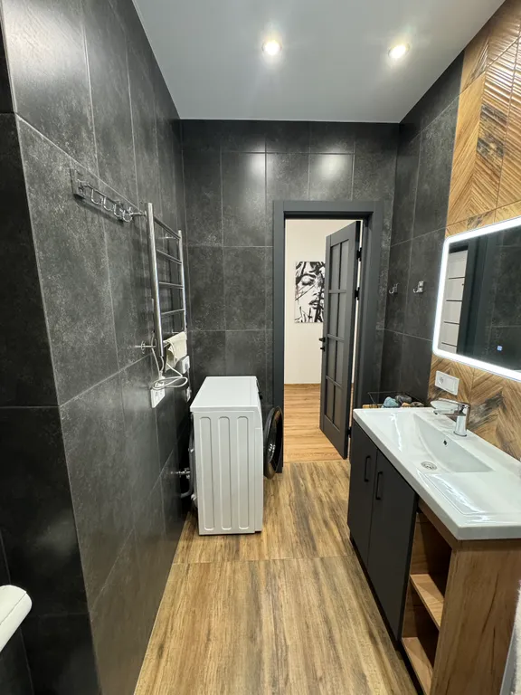 Квартира в стиле лофт с отдельной спальной зоной и гардеробной