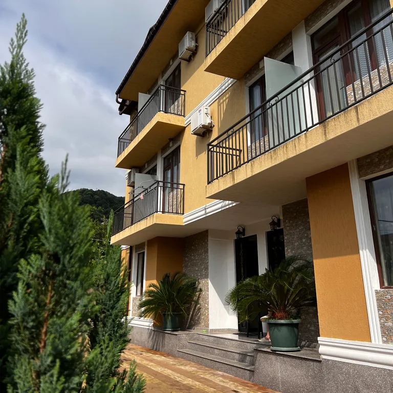 Студия у моря с балконом и видом на горы