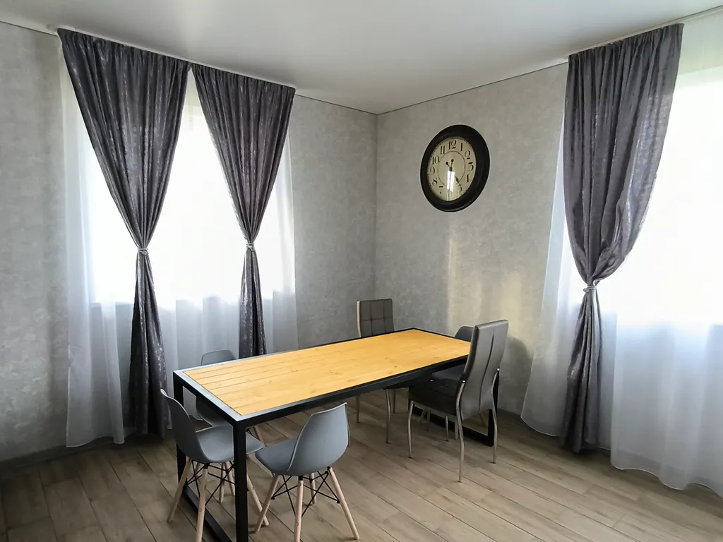 Современный коттедж в пригороде с баней и горячим чаном