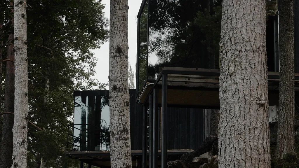 Дом на скале с панорамными окнами на реку Вуоксу