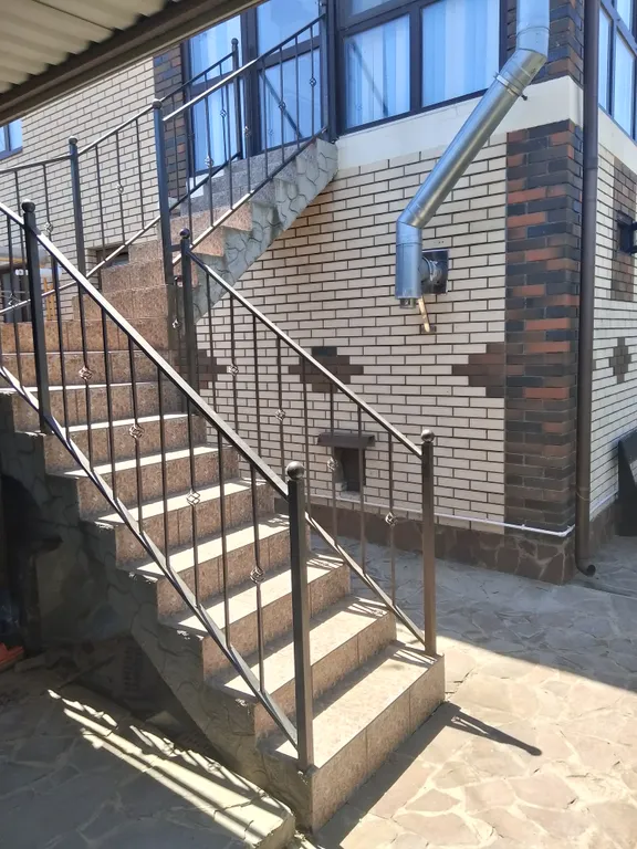 Второй этаж полностью с отдельным входом и крытой парковкой