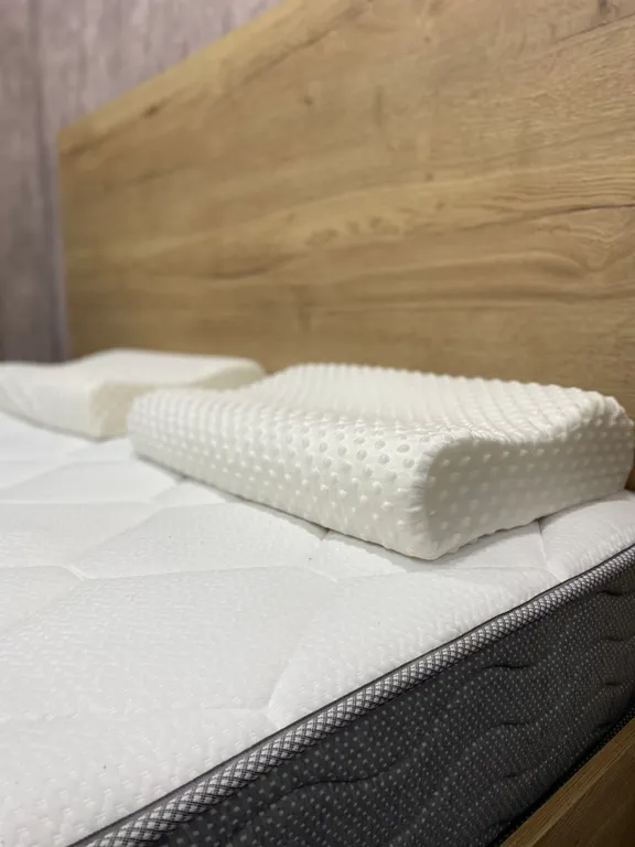 Уютная современная квартира с парящей кроватью с подсветкой