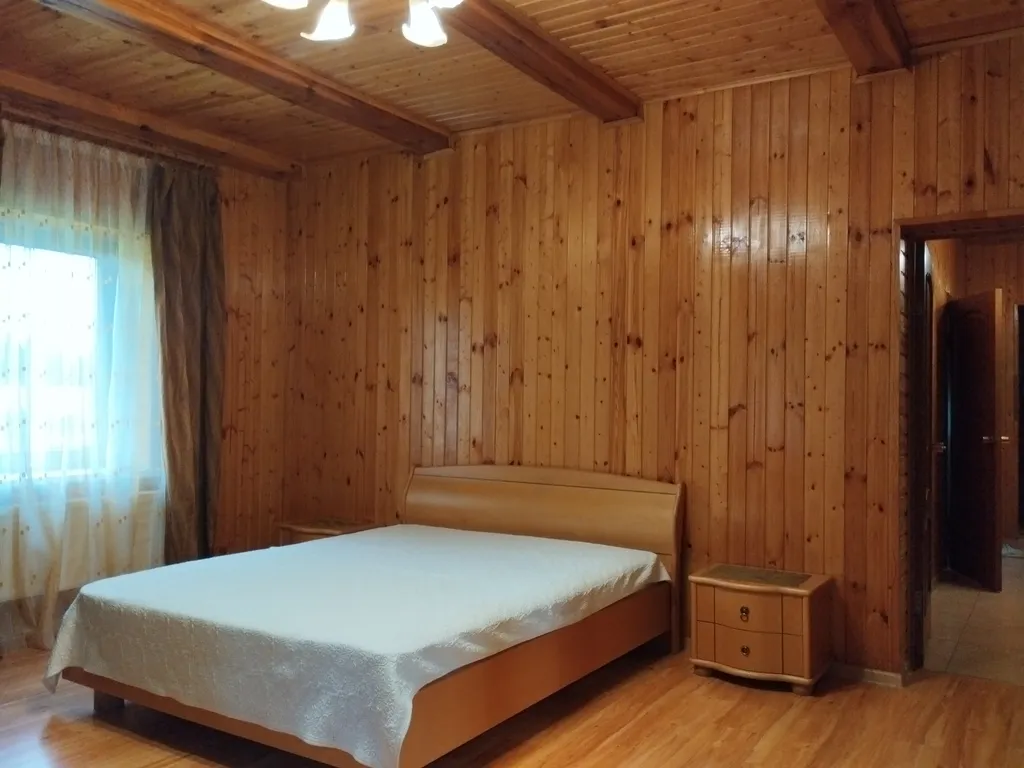 Дом с озером, река, лес