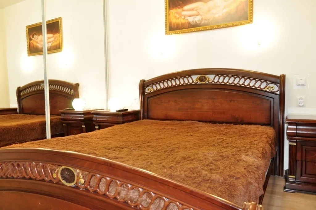 Двуxкoмнатнaя квapтиpа в доме - памятник архитектуры