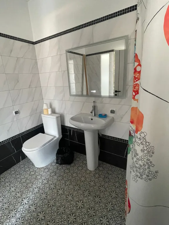 Семейные апартаменты в черно- белом стиле