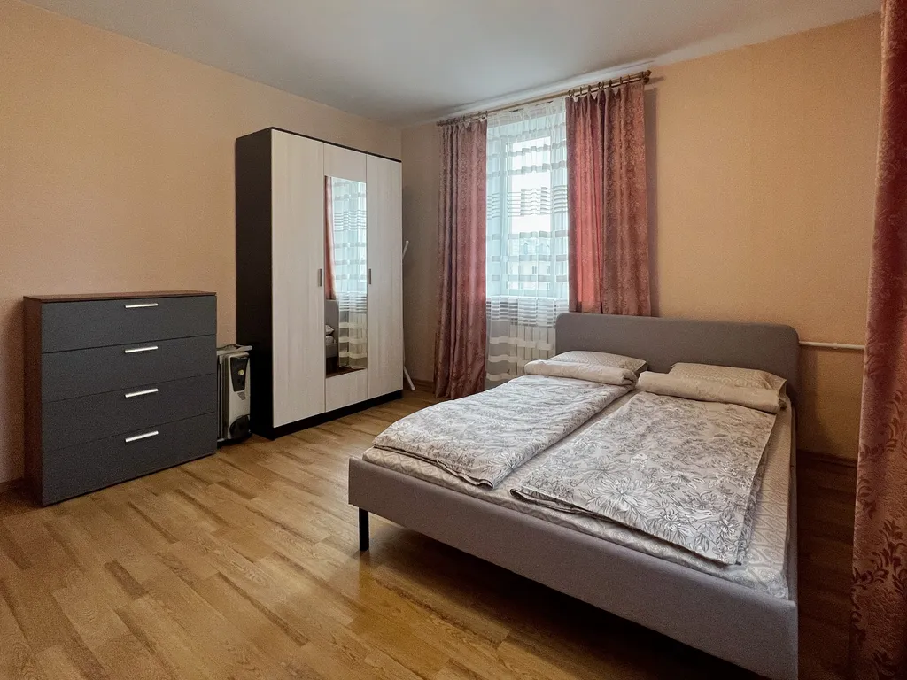 Большая двухкомнатная квартира с изолированными комнатами в районе Выя — аренда посуточно в Нижний Тагил