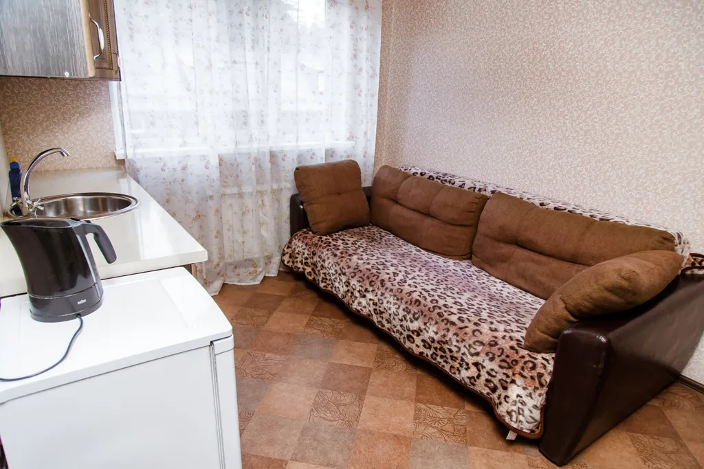 Двухкомнатный люкс с балконом с одной большой кроватью и диваном