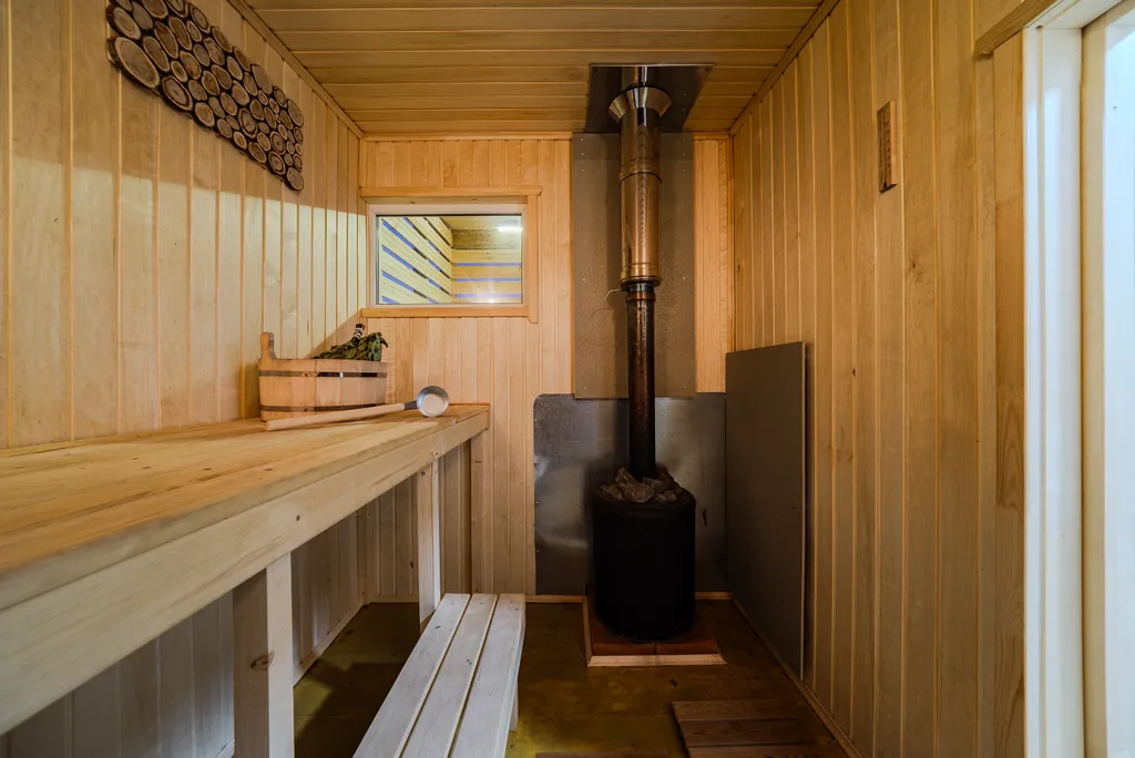 Новый дом с большим столом, кинотеатром, баней