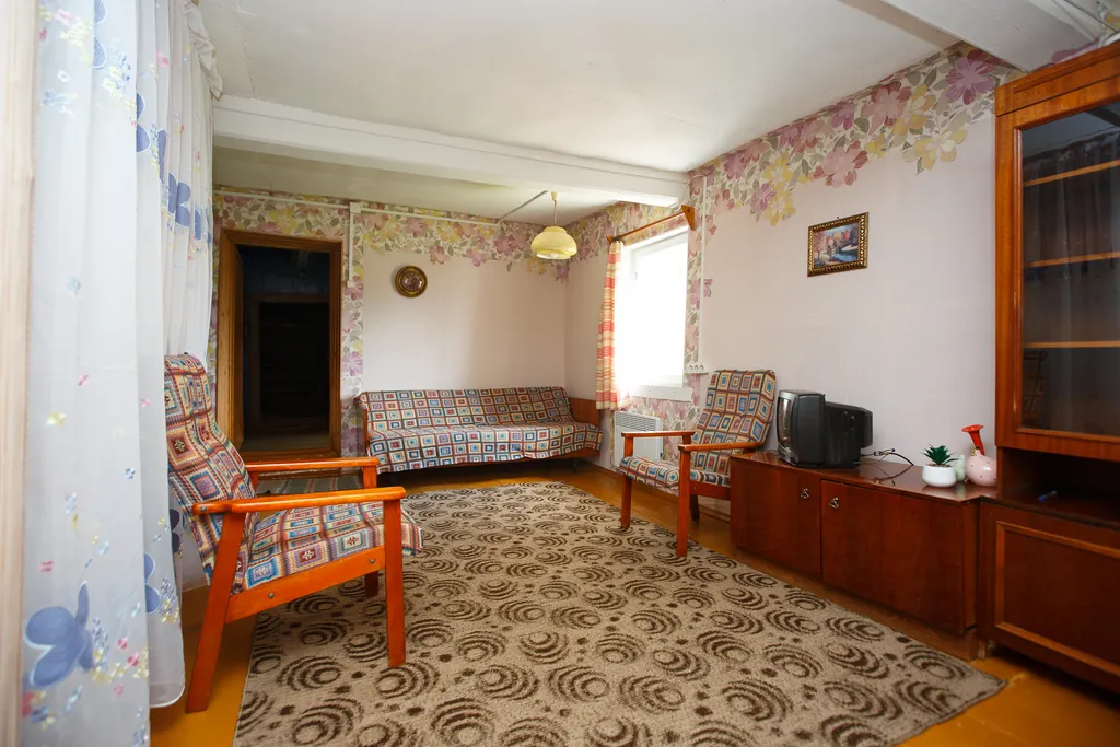 Карельский дом на берегу  озера.