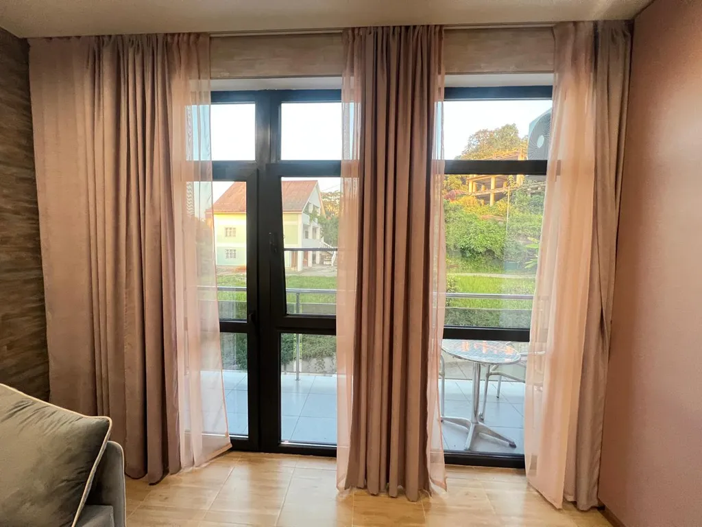 Студия с балконом и бассейном на территории