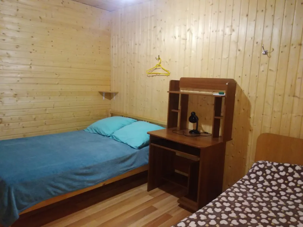 Домик в лесу с видом на горы