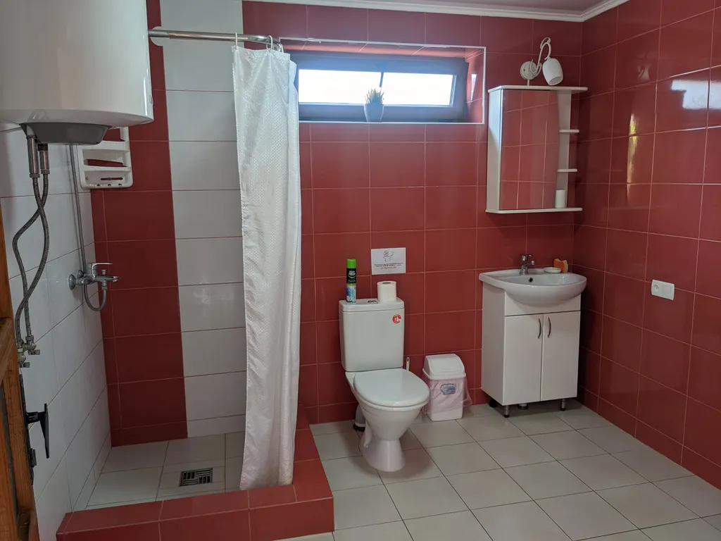 Отдельный дом в частном секторе с кухней и санузлом