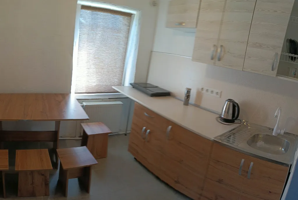 Комната с отдельной кухней в уютном доме у моря