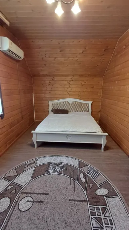 Деревянный дом в горах с видом на море