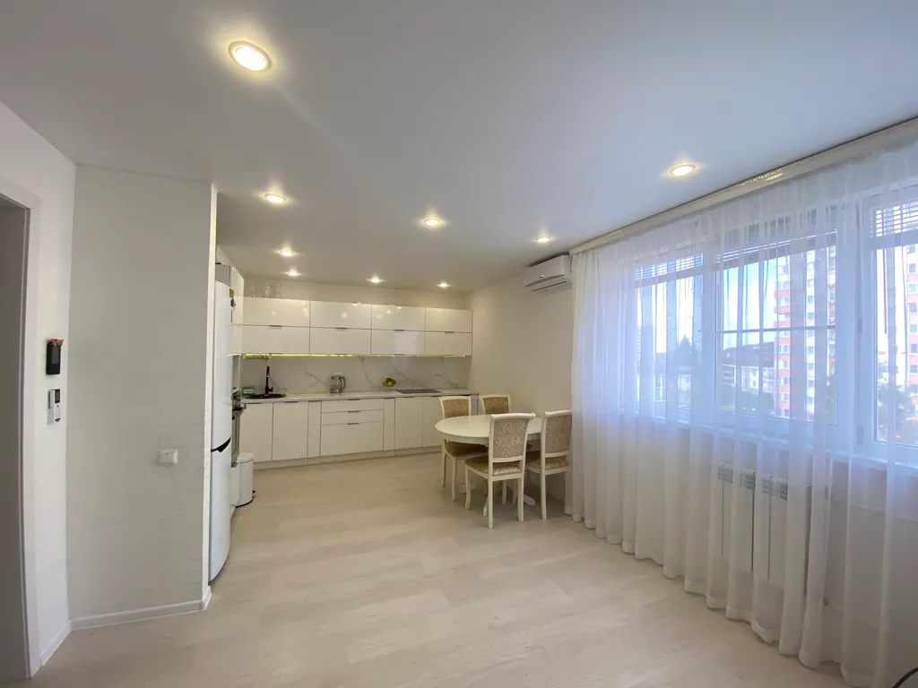 К вашим услугам, большая и светлая квартира в ЖК Летняя Резиденция — аренда посуточно в Веселое