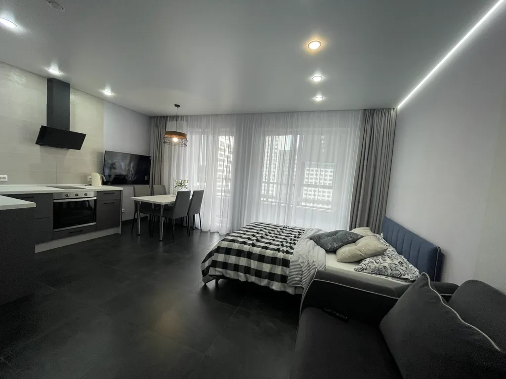 Просторная уютная студия с панорамным остеклением в тихий двор