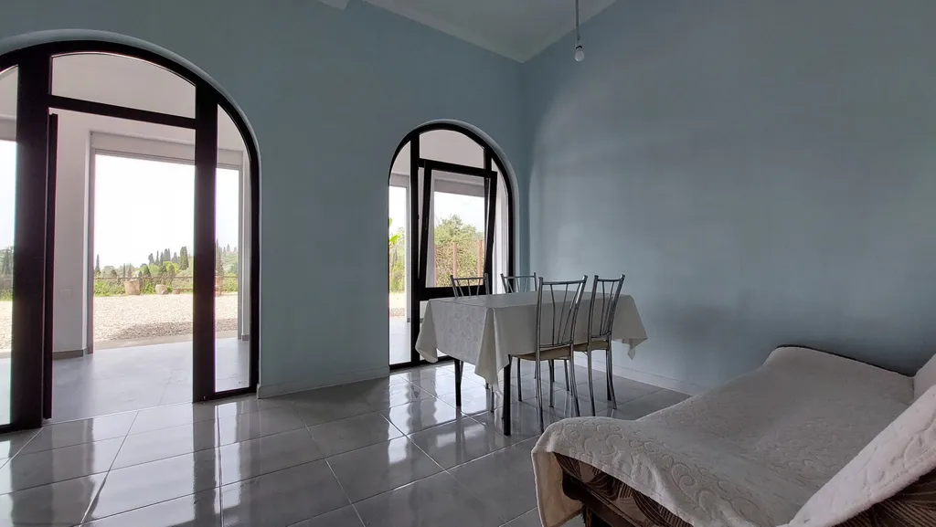 Просторный дом с большим двором в центре