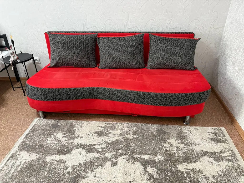 Квартира напротив Ледового дворца и областной больницы .