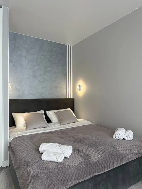 Студия с панорамными окнами и атмосферным видом