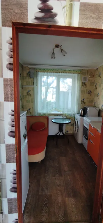 Небольшой гостевой дом со встроенной кухней на берегу моря