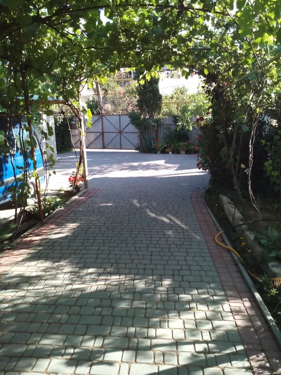 Отдельная часть дома с беседкой в саду