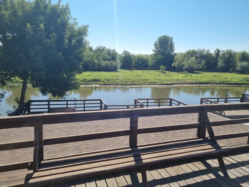 Уютный дом на берегу реки