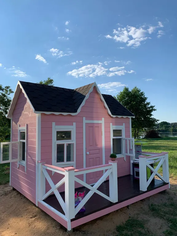 Уютный дом на берегу реки