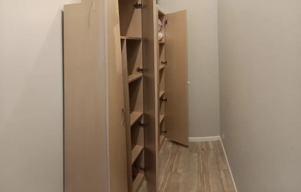 Коттедж с видом на море среди садов