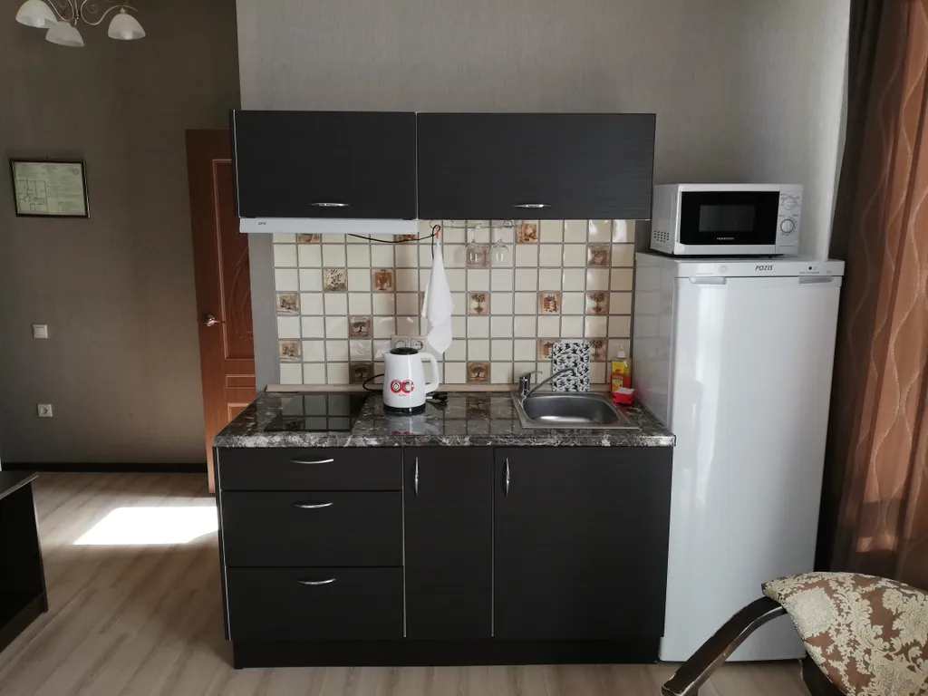 Студия с видом на горы и балконом