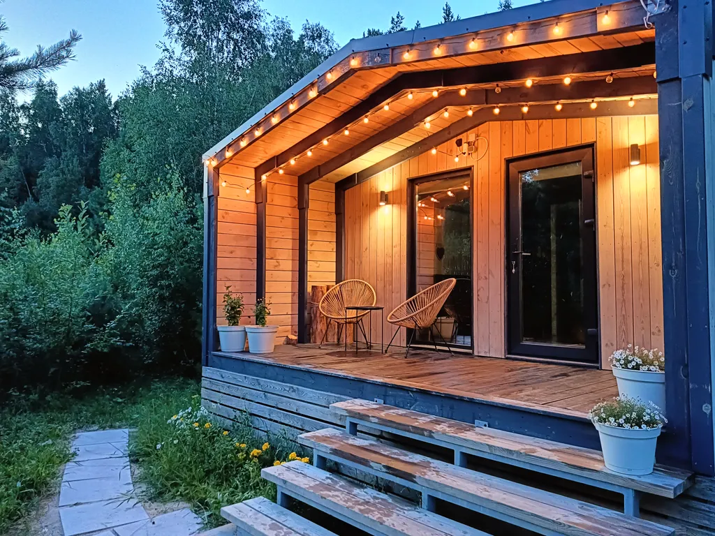 Светлый домик на опушке леса