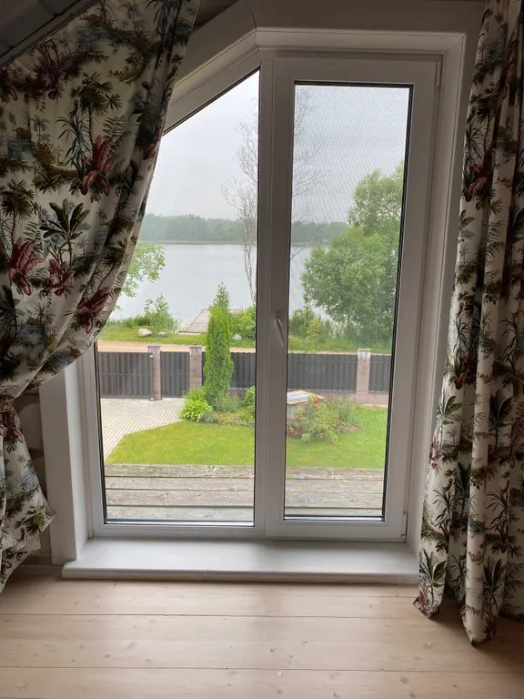 Деревянный комфортабельный дом на берегу озера