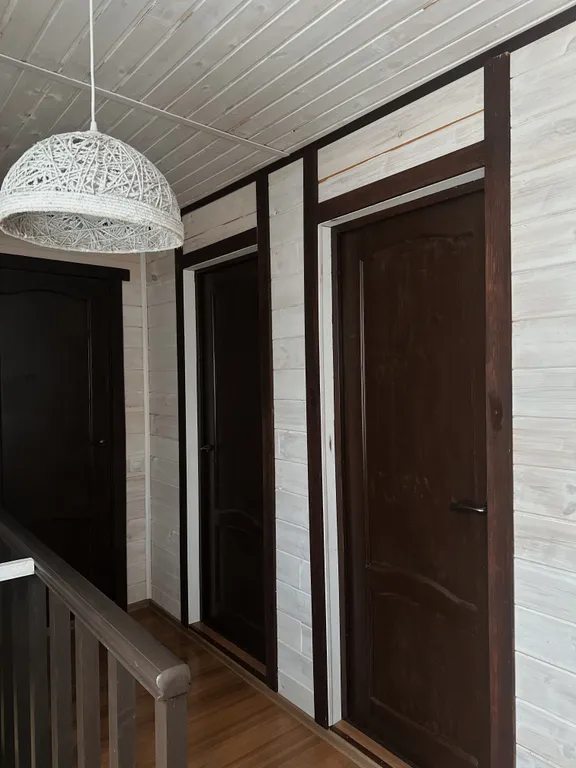 Двухэтажный дом на берегу реки Волга