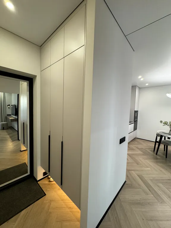 Дизайнерский ремонт с красивым вид из окна