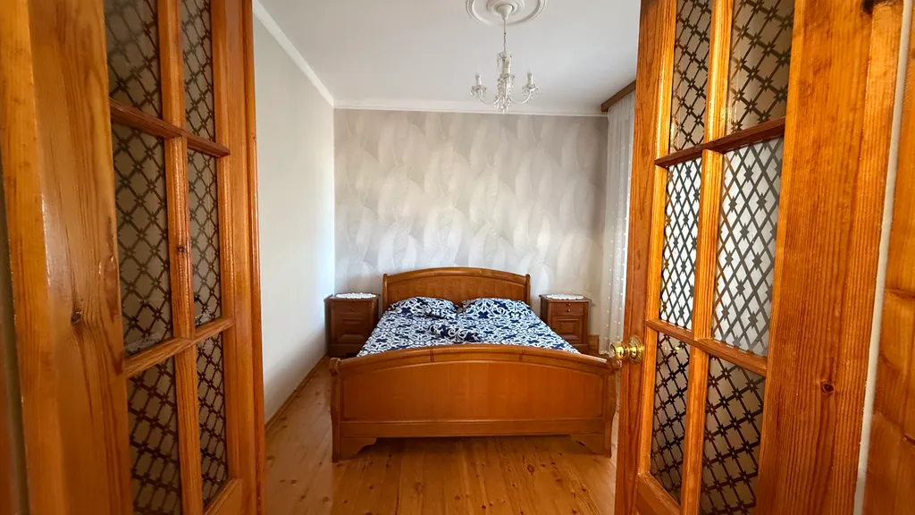 Деревянный дом с красивым видом на море