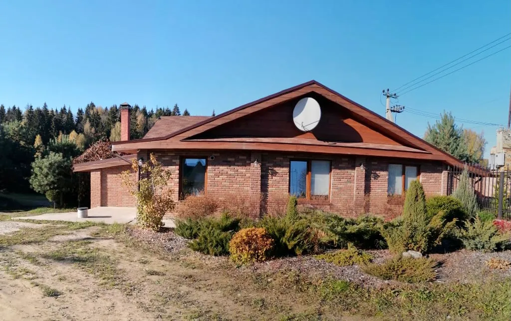 Дом на берегу реки с баней на дровах