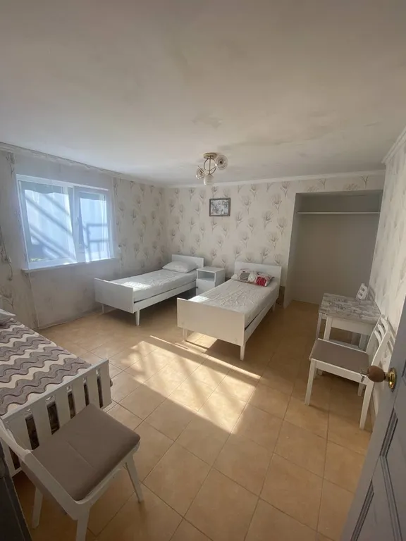 Трёхместный номер на 1-м этаже с кондиционером и общим санузлом