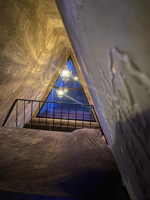 Архитектурный дом A-freim с безграничным окружением природы и речки