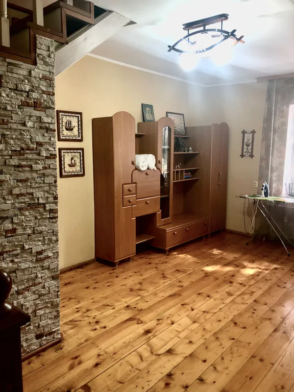 Дом с видом на сквер в центре города